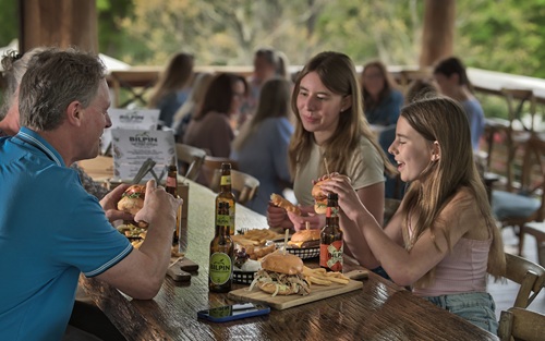 family dining at Bilpin cider